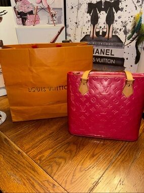 Authentic Louis Vuitton Monogram Vernis Rose Pop Pink Zip Tote | Made in Spain